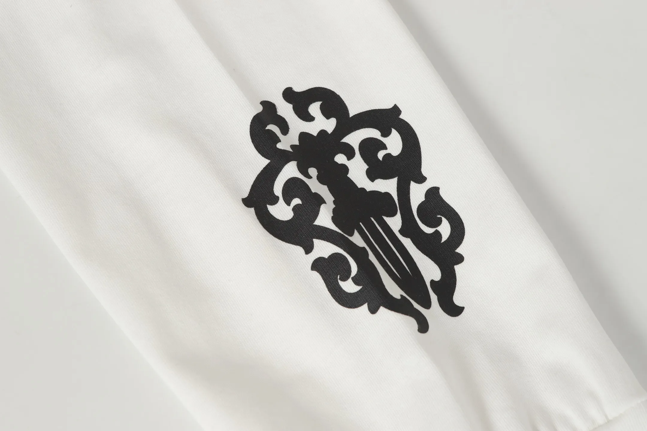 P150 Cross-border model, please do not place an order if you are looking for quality -Chrome Hearts/Chrome Hearts Sanskrit printed popular long-sleeved T-shirt -High weight, high density and high quality. The wool is soft, delicate and skin-friendly. Soft and silky to the touch. Excellent warmth and skin-friendly properties. -Customized weaving and dyeing, no color difference, regardless of fabric or workmanship details. Comparing the ordinary version on the market -Colour: black white -Size: S M L XL